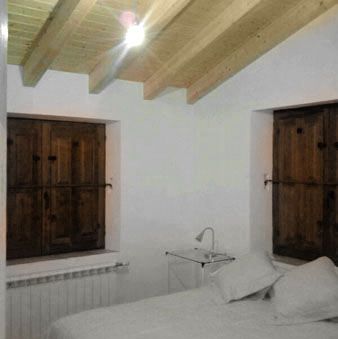 Construcciones y Reformas Teo & Dani habitación con ventanas de madera