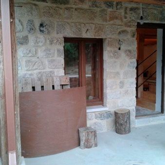 Construcciones y Reformas Teo & Dani vivienda de piedra con partes en madera